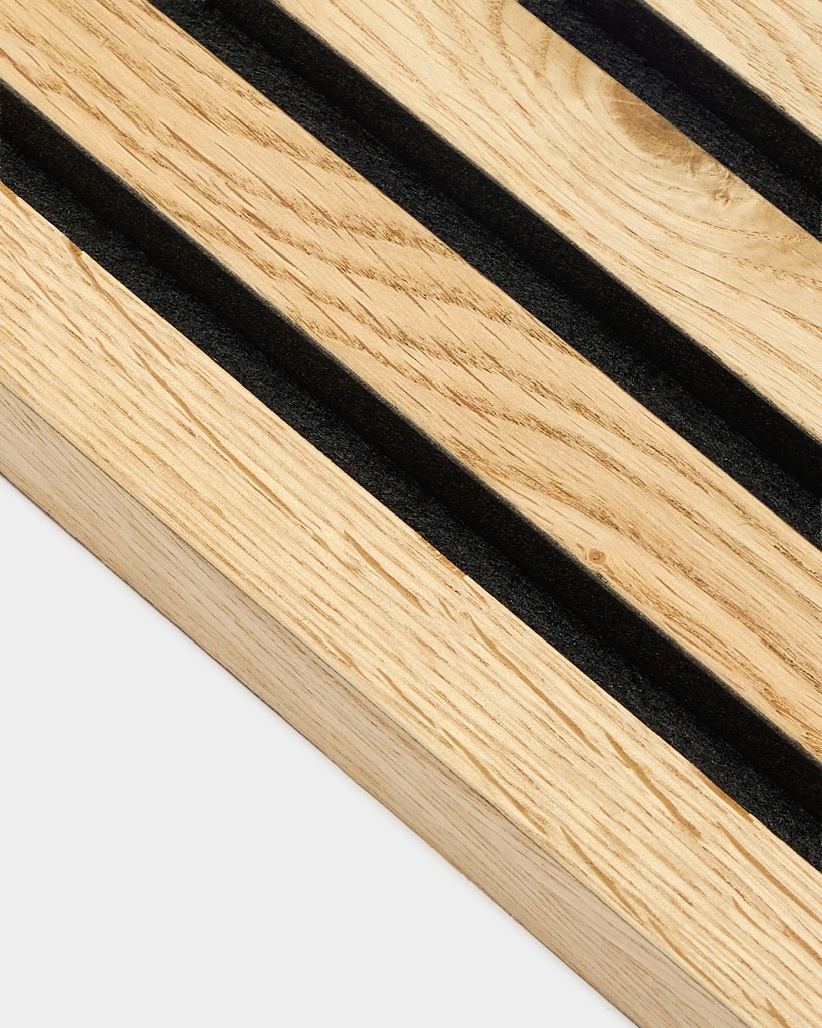 Närbild av WoodUpp Akupanel ändlamell i rustik natural oak, 2,2 cm tjock, med diagonala black spår och synlig natural wood träådring.